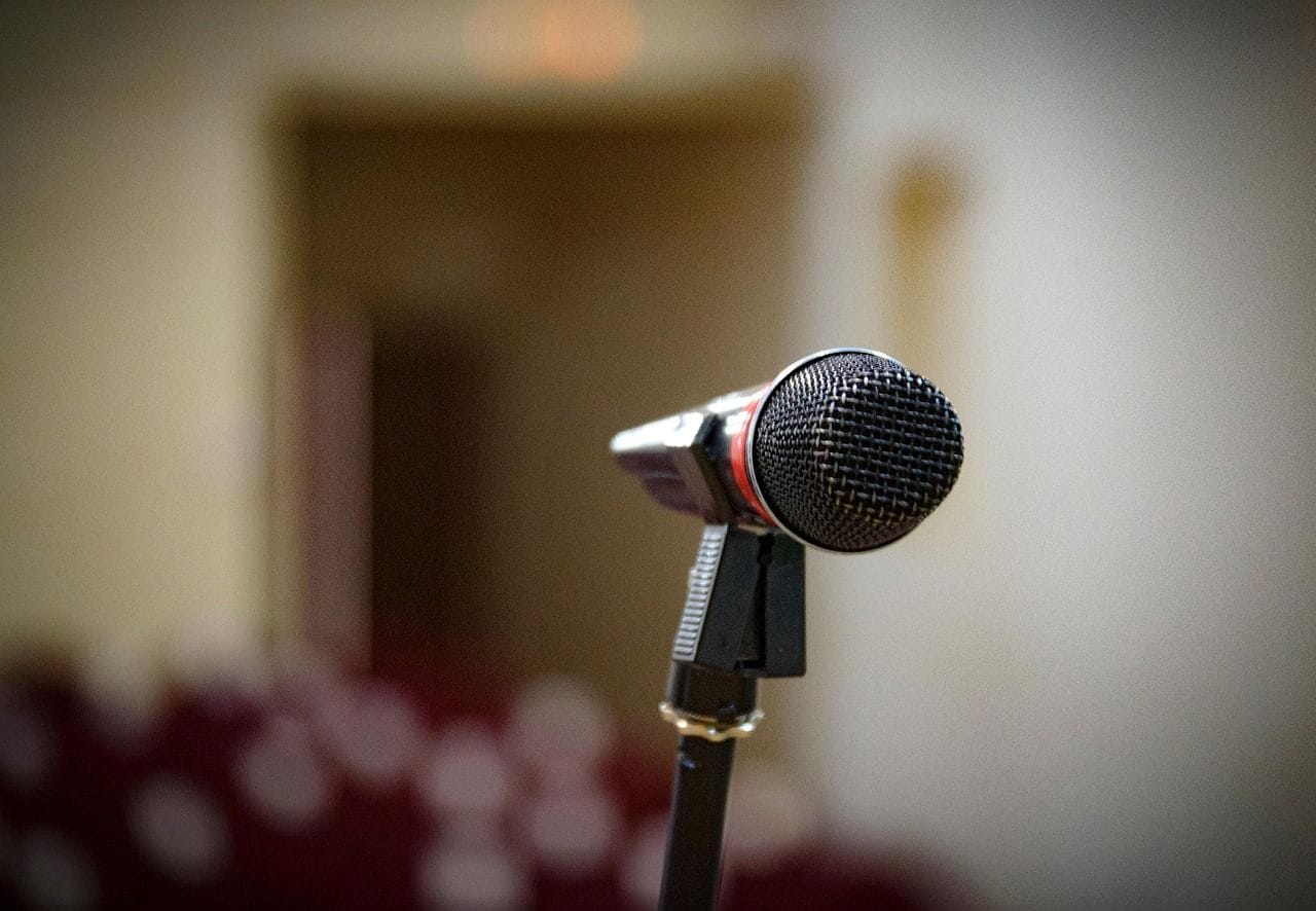 Compere